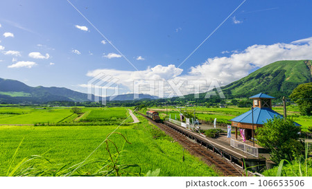 以阿蘇山脈為背景的觀光列車 小火車 南阿蘇水生村白水高原站“南阿蘇鐵道全線開通” 以阿蘇山脈為背景的觀光列車 小火車 南阿蘇水生村白水高原站“南阿蘇鐵道全線開通” 106653506