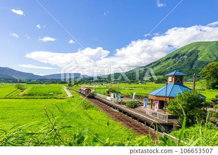 以阿蘇山脈為背景的觀光列車 小火車 南阿蘇水生村白水高原站“南阿蘇鐵道全線開通” 106653507