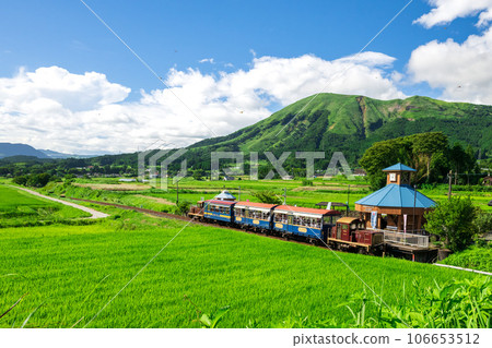 以阿蘇山脈為背景的觀光列車 小火車 南阿蘇水生村白水高原站“南阿蘇鐵道全線開通” 106653512