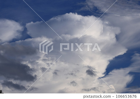Natural weather Cumulonimbus clouds, a southern island near the summer solstice. A huge cloud that appeared over the sea 106653676