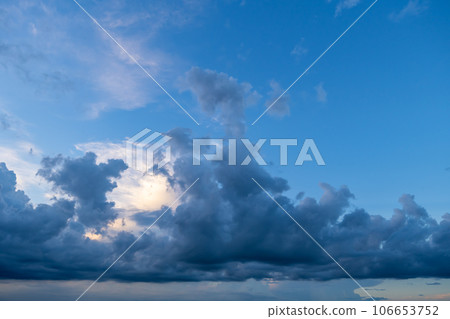 夏日藍天升起的黑雲 a-1 106653752