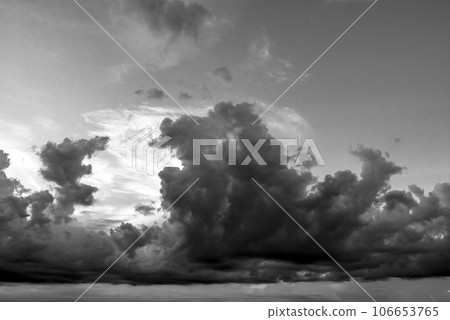 夏日藍天升起的黑雲 B-6 高色調單色 106653765