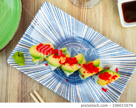 Uramaki with tobico topping Uramaki with tobico topping 106653879