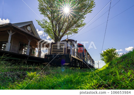 以夏日天空為背景的車站大樓和無軌電車景觀（成為廣告熱門話題的車站大樓）[三春台站]“南阿蘇鐵道全線開通” 106653984