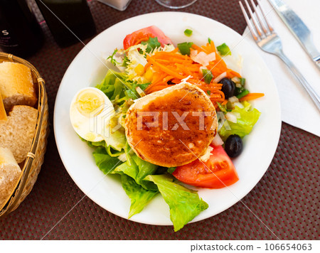 Goat cheese salad with vegetables 106654063