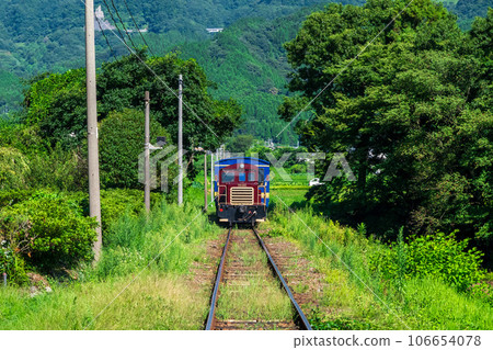 The scenery of the trolley train seen from the station building (the station building that became a hot topic in the commercial) [Miharashidai Station] "Minami Aso Railway, all lines open" 106654078
