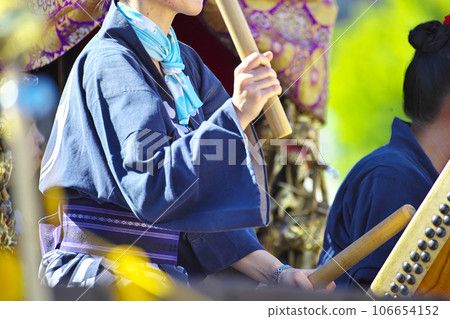 Takasaki City Takasaki Festival People riding on floats and beating drums Takasaki City Takasaki Festival People riding on floats and beating drums 106654152