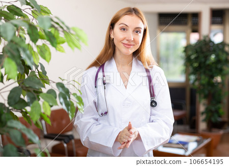 Friendly young female doctor meeting patient in medical office 106654195