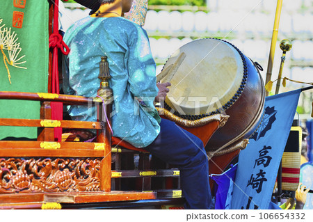 高崎市高崎節 人們乘坐花車敲鑼打鼓 106654332