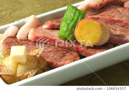 美味的和牛牛里脊牛排/白盤牛里脊牛排/盤上切的里脊牛排 美味的和牛牛里脊牛排/白盤牛里脊牛排/盤上切的里脊牛排 106654357