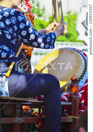 Takasaki City Takasaki Festival People riding on floats and beating drums 106654367