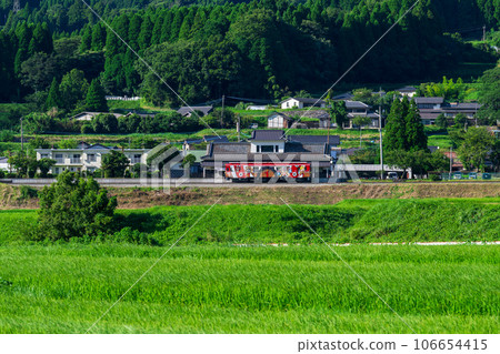 以阿蘇山脈為背景的車站大樓周圍的田園風光和陽光列車【阿蘇下田城親愛溫泉站】“南阿蘇鐵道全線開通” 以阿蘇山脈為背景的車站大樓周圍的田園風光和陽光列車【阿蘇下田城親愛溫泉站】“南阿蘇鐵道全線開通” 106654415