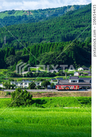 Scenery around the station building and the Sunny [Aso Shimoda Castle Fureai Onsen Station] ``Minami Aso Railway all lines open'' 106654435
