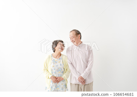 Friends Senior couple 106654681