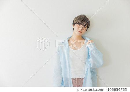 靠在白牆上的年輕女子 靠在白牆上的年輕女子 106654765