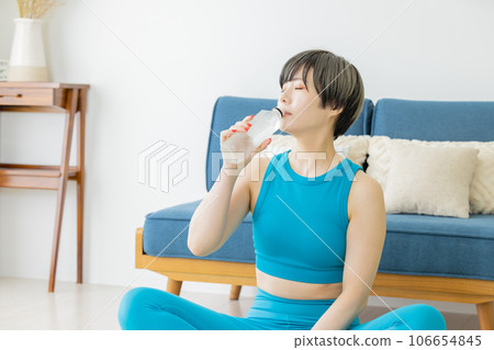 女人在家鍛煉後喝水 女人在家鍛煉後喝水 106654845