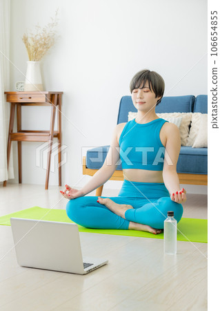 A woman enjoying yoga remotely 106654855