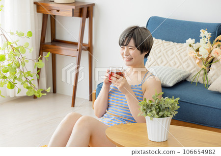 A young woman who drinks tea 106654982