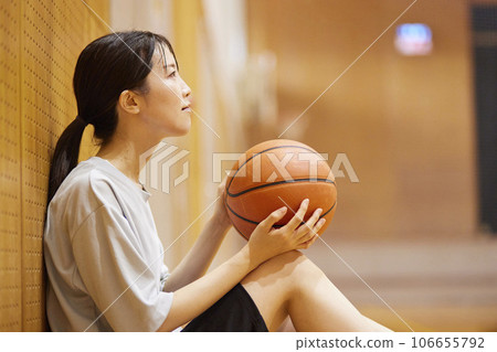 日本女性穿著運動服在健身房打籃球 106655792