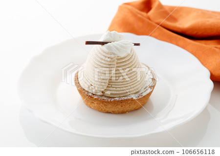 Montblanc cake that looks delicious in a fashionable shape Montblanc cake that looks delicious in a fashionable shape 106656118