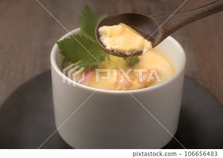 Chawanmushi with chopsticks 106656483