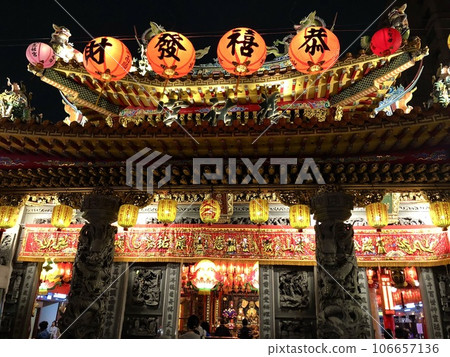 Raohe Street Night Market and Songshan Ciyou Temple Raohe Street Night Market and Songshan Ciyou Temple 106657136