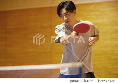 日本男大學生練習乒乓球 日本男大學生練習乒乓球 106657180