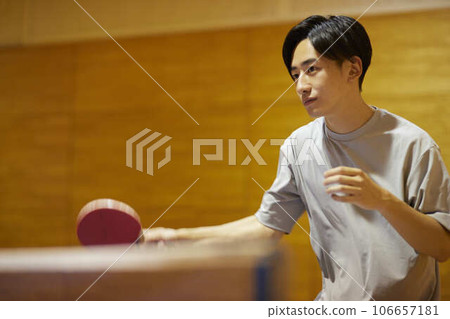 一名男學生獨自練習乒乓球。 一名男學生獨自練習乒乓球。 106657181