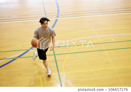 日本大學生男子在健身房練習籃球 日本大學生男子在健身房練習籃球 106657276