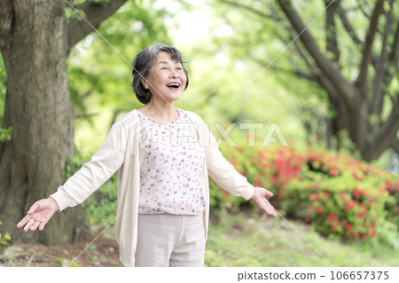 在公園深呼吸的老婦人 在公園深呼吸的老婦人 106657375