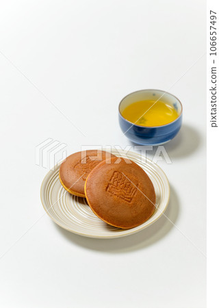 日式點心銅鑼燒 濕潤蓬鬆的麵團中間夾著大量豆沙的美味日式點心 106657497