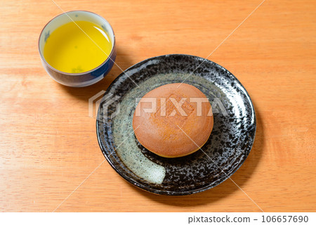 Japanese confectionery Dorayaki A delicious Japanese confectionery with plenty of bean paste in between the moist and fluffy dough 106657690