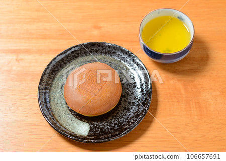 Japanese confectionery Dorayaki A delicious Japanese confectionery with plenty of bean paste in between the moist and fluffy dough 106657691