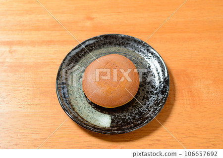 日式點心銅鑼燒 濕潤蓬鬆的麵團中間夾著大量豆沙的美味日式點心 日式點心銅鑼燒 濕潤蓬鬆的麵團中間夾著大量豆沙的美味日式點心 106657692