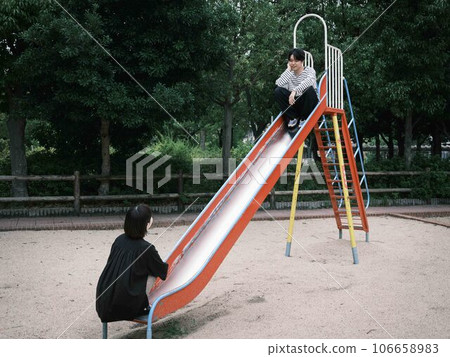 Couple's holiday 106658983