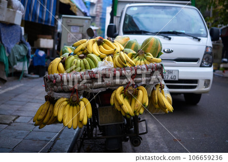Bike loaded with bananas, Hanoi, Vietnam 106659236