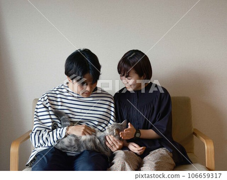 couple and cat 106659317