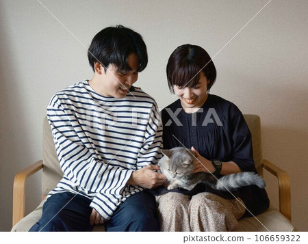 couple and cat 106659322