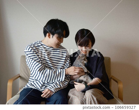 couple and cat 106659327