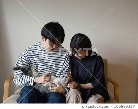 couple and cat 106659337