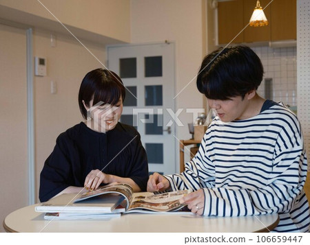 couple's daily life 106659447