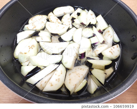 Remove bitterness from eggplant Remove bitterness from eggplant 106659919