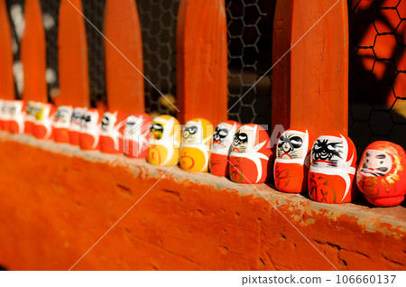 Daruma fortune teller 106660137