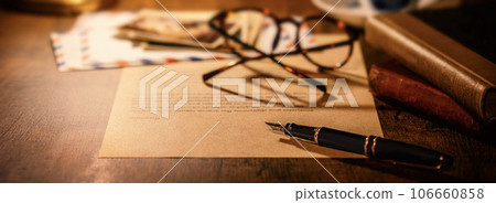 書房裡未完成的信和鋼筆 106660858