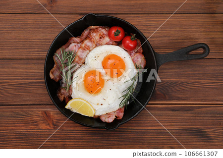培根和雞蛋在煎鍋中製作 培根和雞蛋在煎鍋中製作 106661307