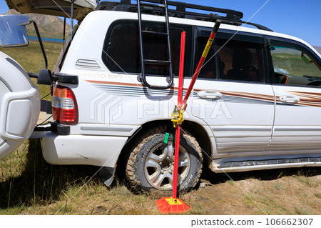 Offroad car got stuck in the mud 106662307