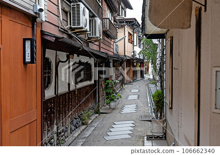 [Illustrated style Kyoto] The stylish appearance of Kyoto Machiya 106662340