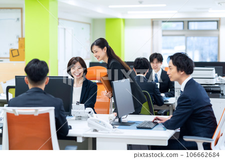 A businessman having a meeting in the office 106662684