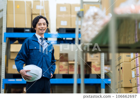 穿著工作服的商人在配送倉庫檢查 106662697
