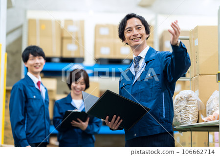 穿著工作服在配送中心工作的男女員工 106662714